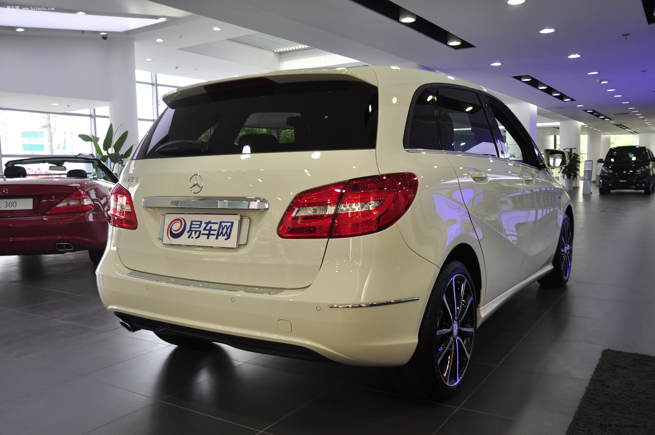 实拍新款奔驰b200 更时尚 更动感