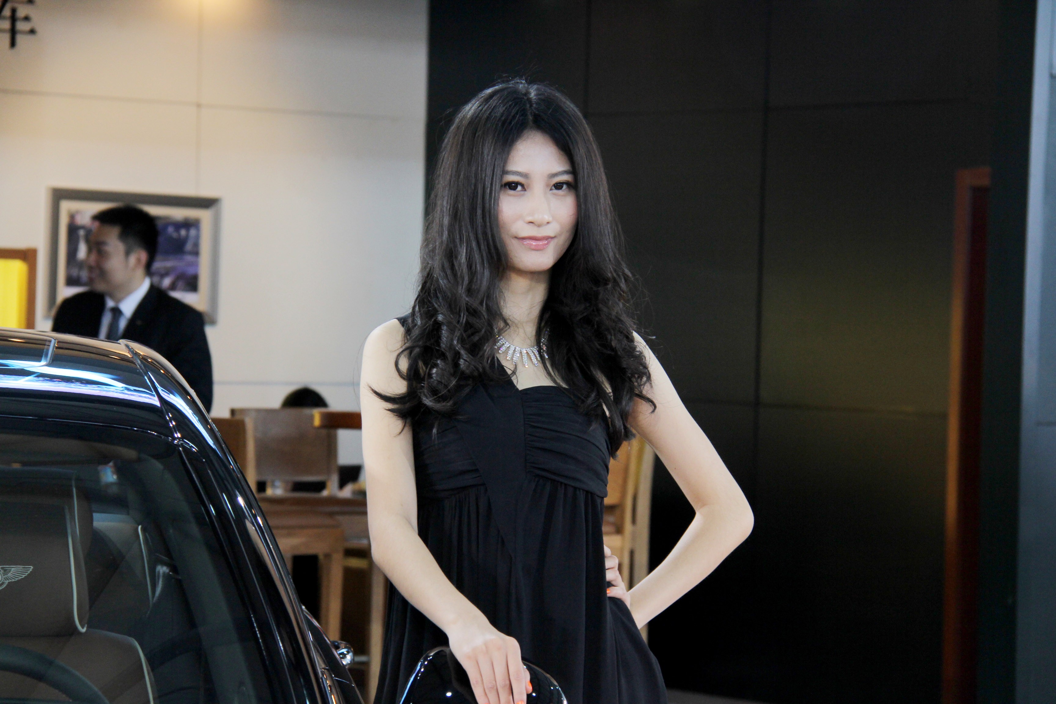 宾利的车模,小编觉得绝对的气质美女,各位看官如何评价?