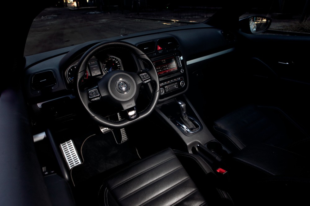 【和普通版尚酷相比,黑色的钢琴漆内饰条和亚光的黑色出风口镶边更