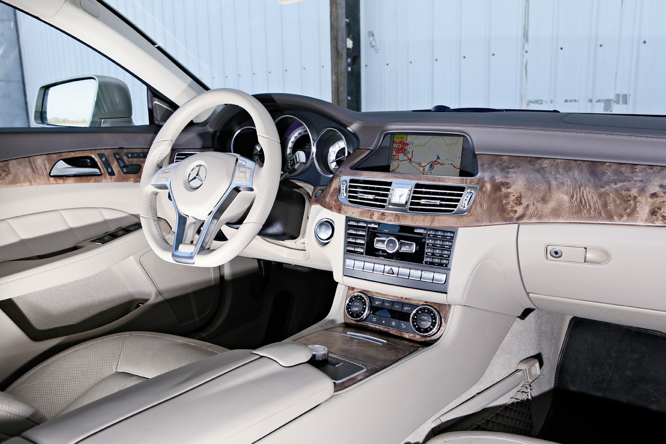 0t对比奔驰cls 350    而进入车内,轻松明快是cls在内饰布局上的特征