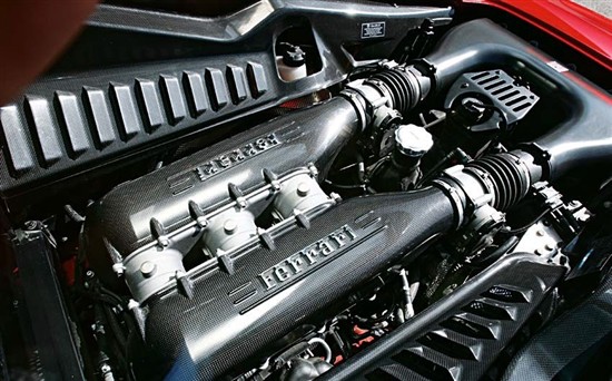 两部风格迥异的v8发动机均有着充足的动力储备,只是相比平顺的4.