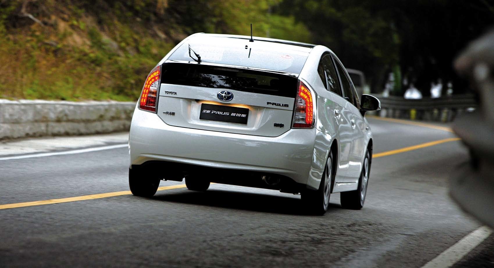 【车尾的造型很迷人,led 尾灯也非常漂亮.