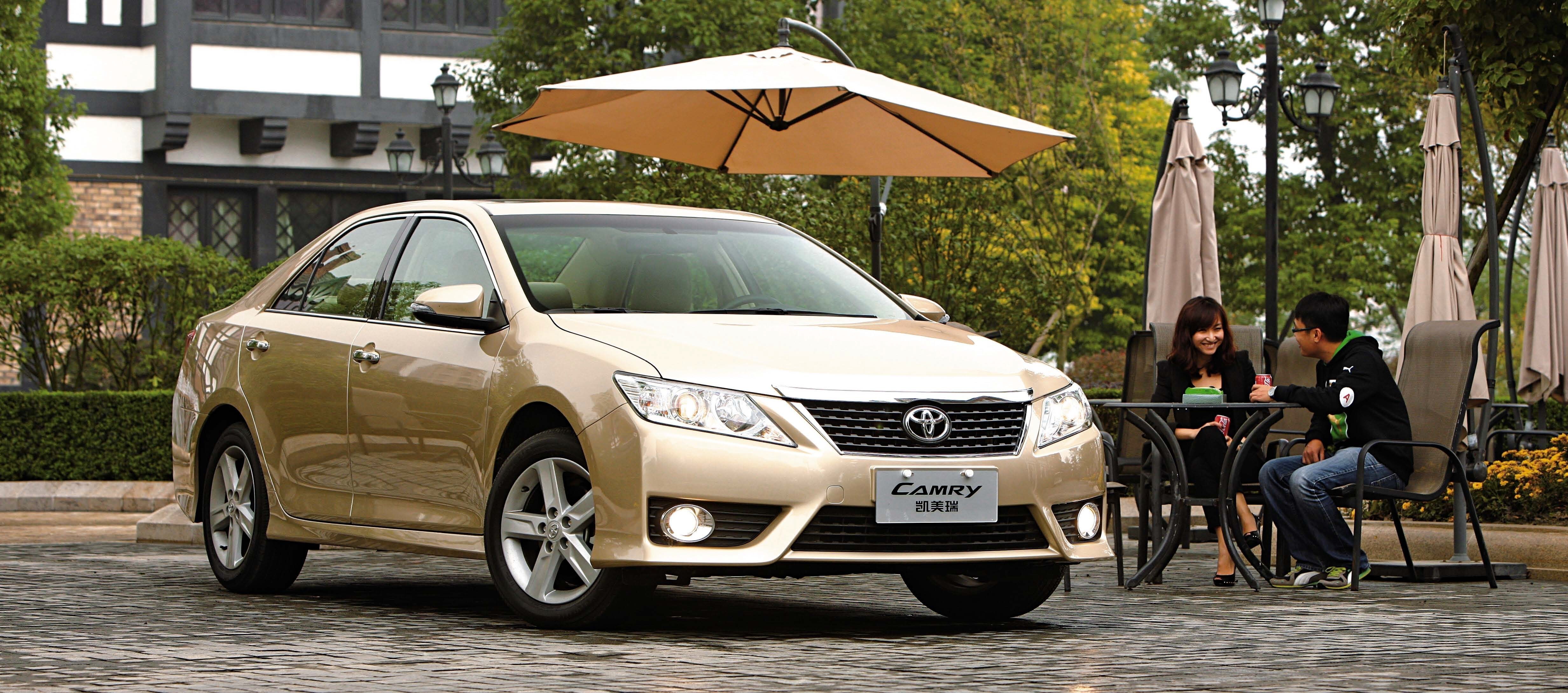 身着运动装 试驾广汽丰田凯美瑞骏瑞