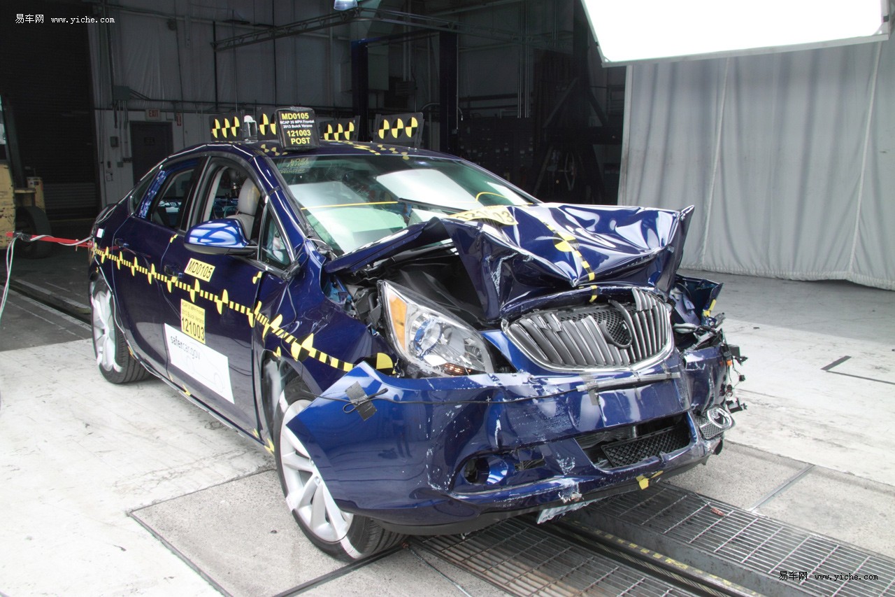 汽车碰撞测试撞车图片