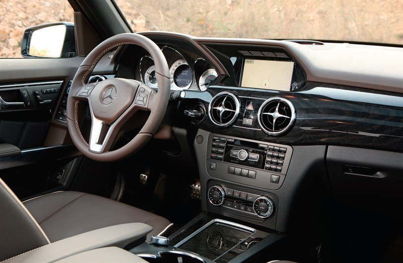 【内饰焕然一新,多功能方向盘手感上佳,前排空间敞亮】