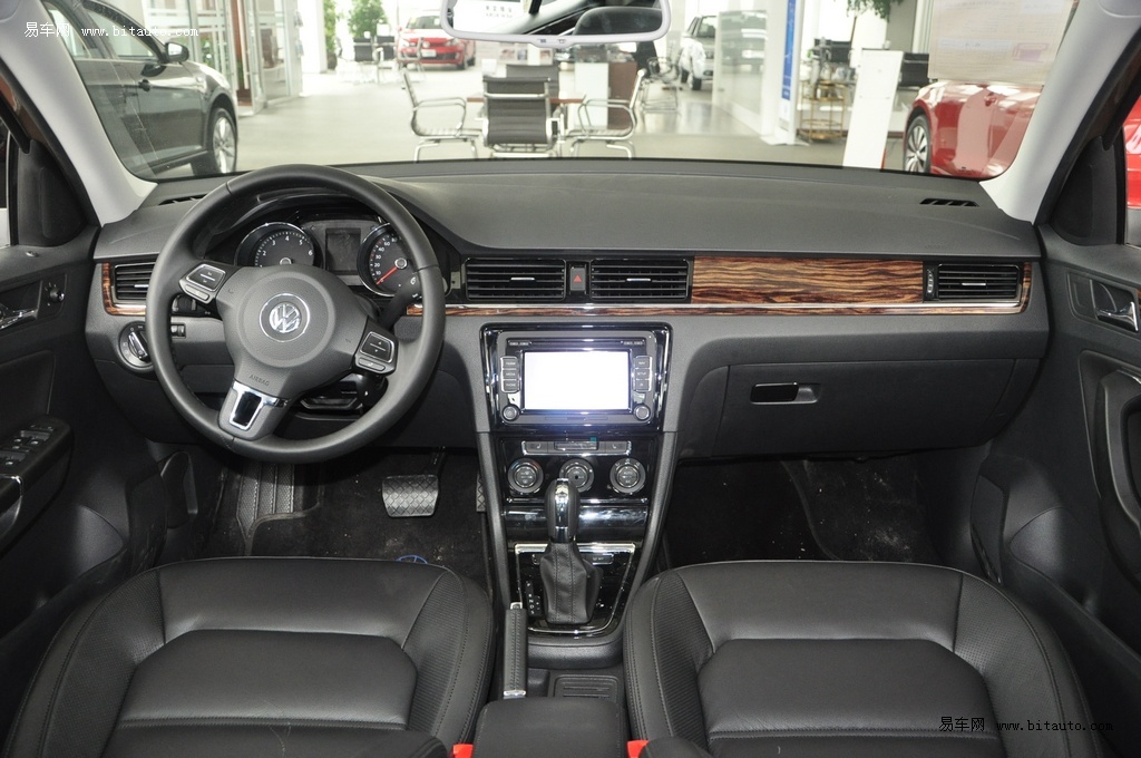 新宝来的内饰也做了全面的提升,桃木装饰,钢琴漆,镀铬饰条无一不