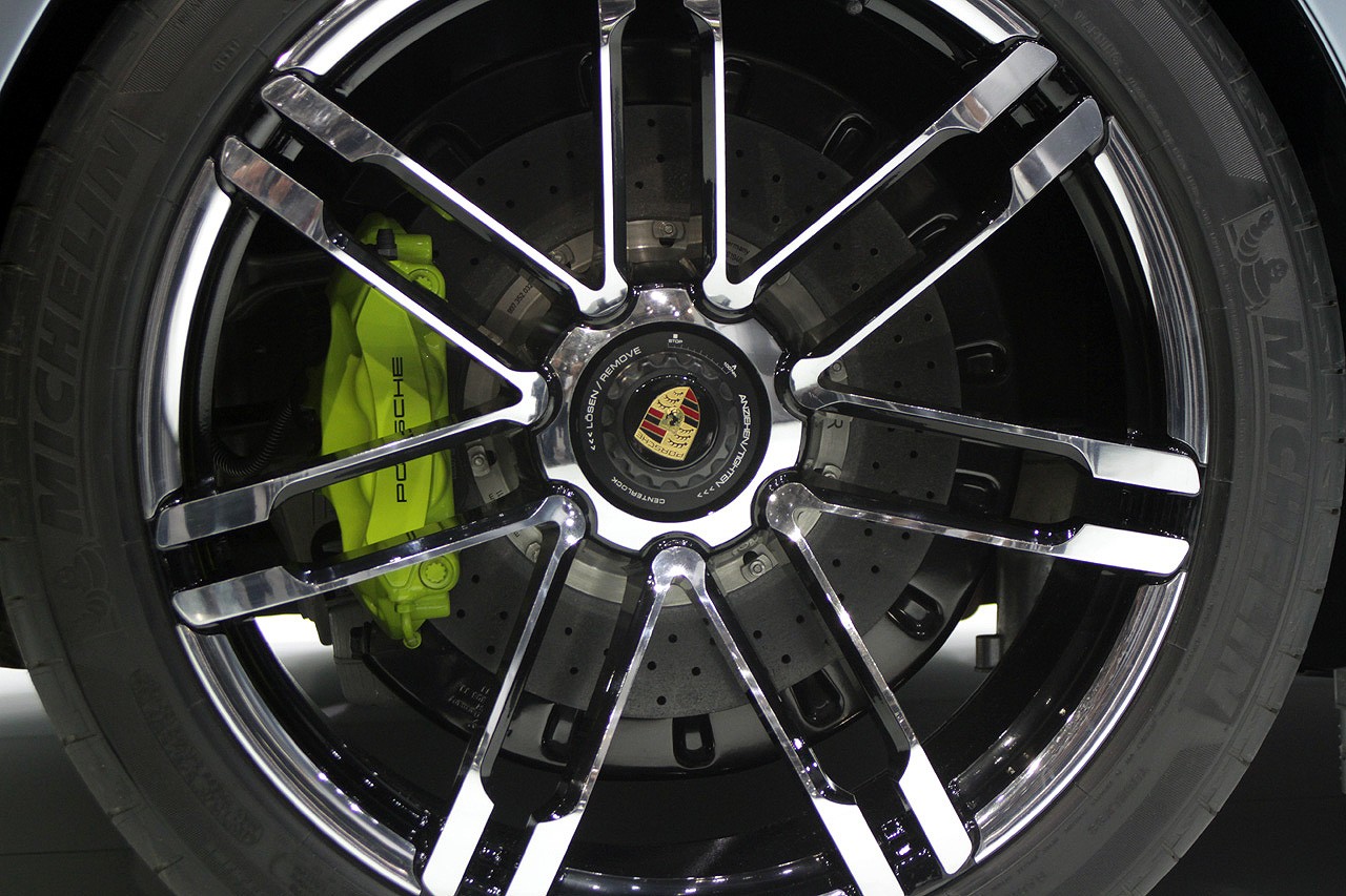 双幅车轮则采用了双色设计,制动卡钳涂青柠色漆.