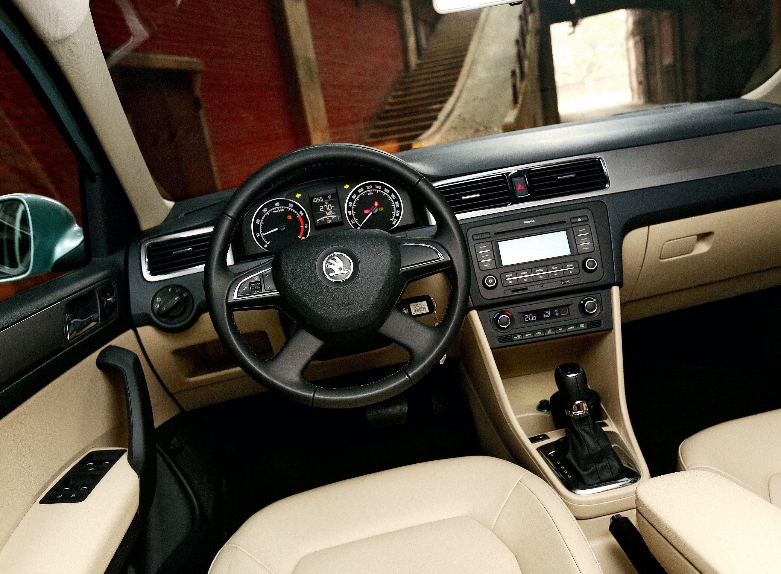 【与大众车系相同的内饰布局,操控十分简便,做工较精致】