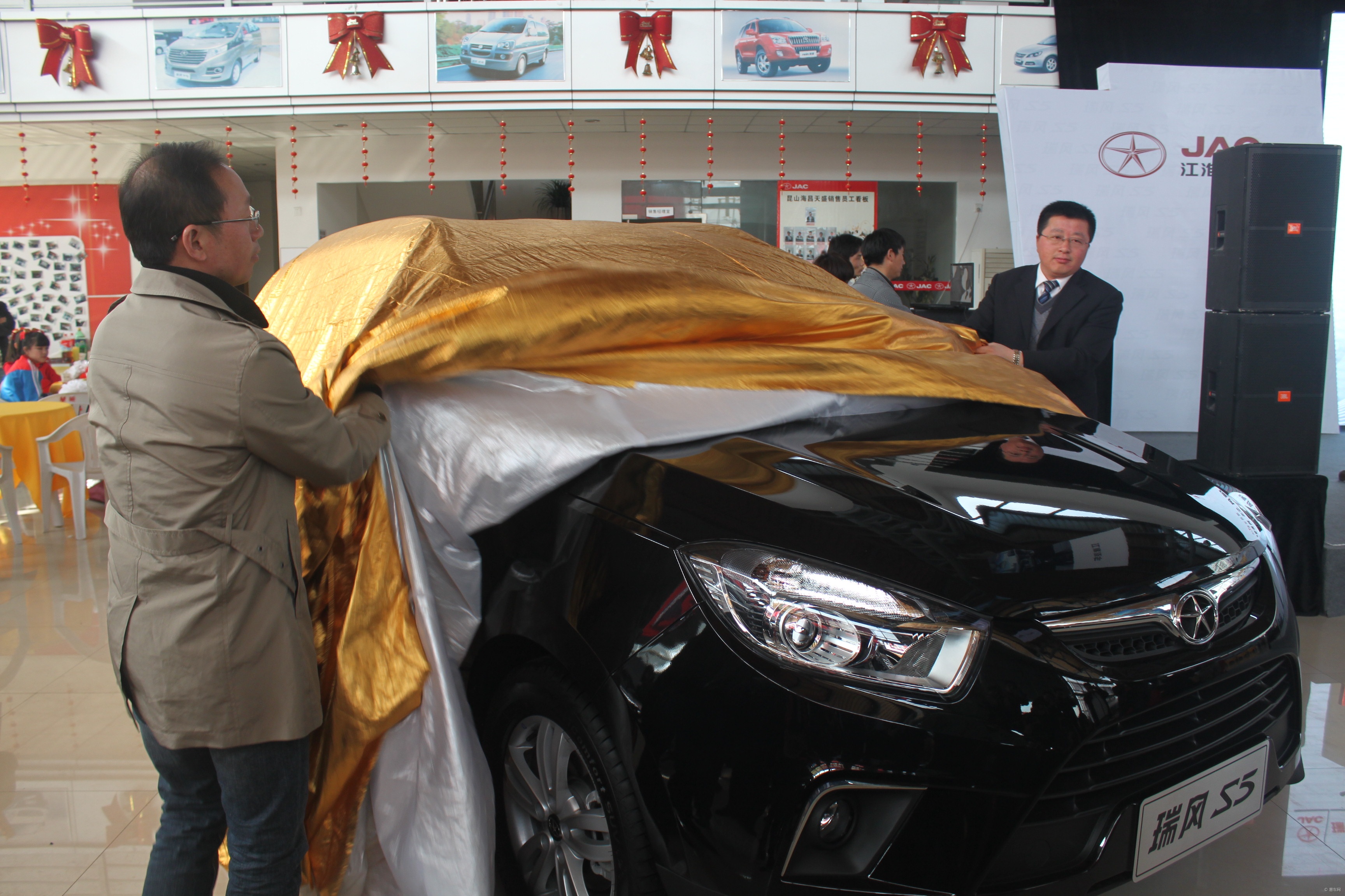江淮区域领导与 苏州海昌总经理进行新车揭幕