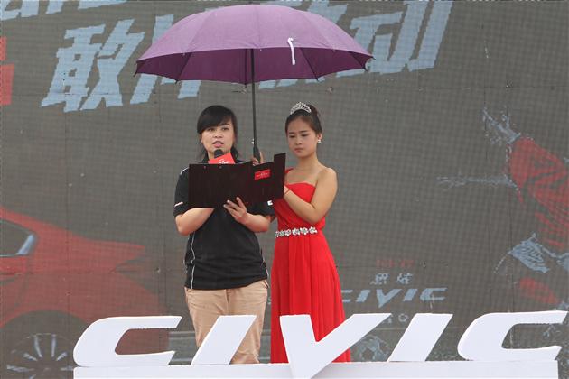 东风本田长沙中天店总经理夏欣欣现场致辞