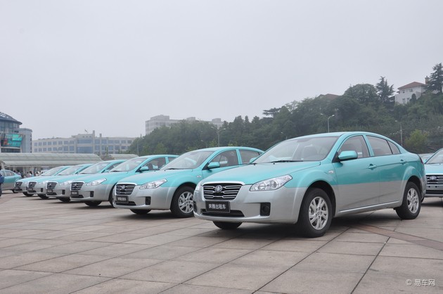 新形象 奔腾出租车在大连交车成功