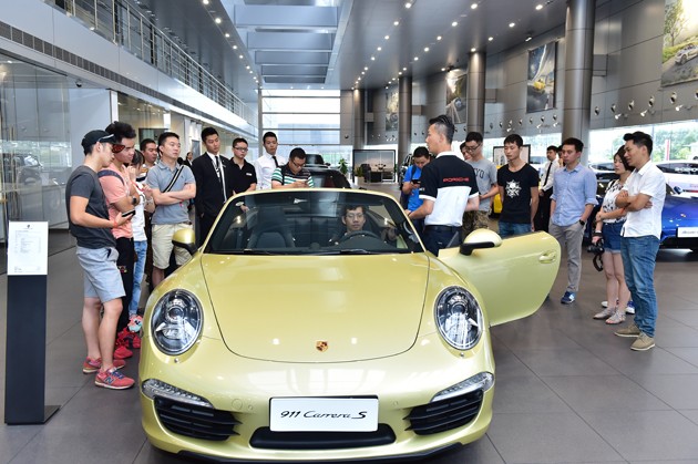 成都锦江保时捷中心举行大型试驾活动