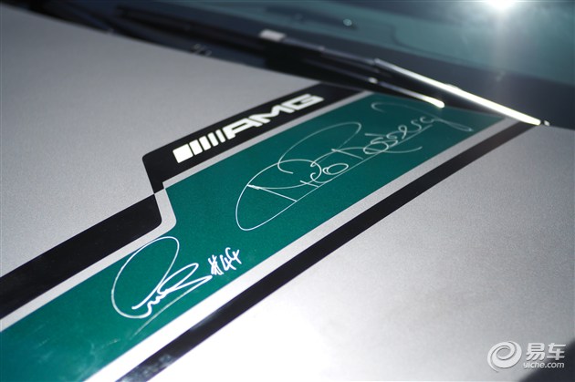 的基调来自梅赛德斯-amgf1车队汉密尔顿和罗斯博格的签名自然是标配