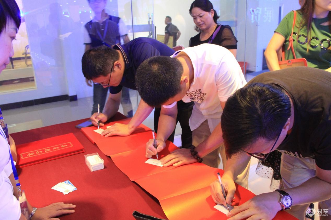 联谊会承办的"台州酷车小镇汽车文化晚宴暨auto-man  嘉宾陆续签到进