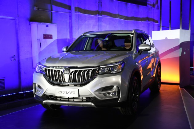 新车的前脸设计采用了与华晨中华家族车型类似的设计风格,竖条形进气