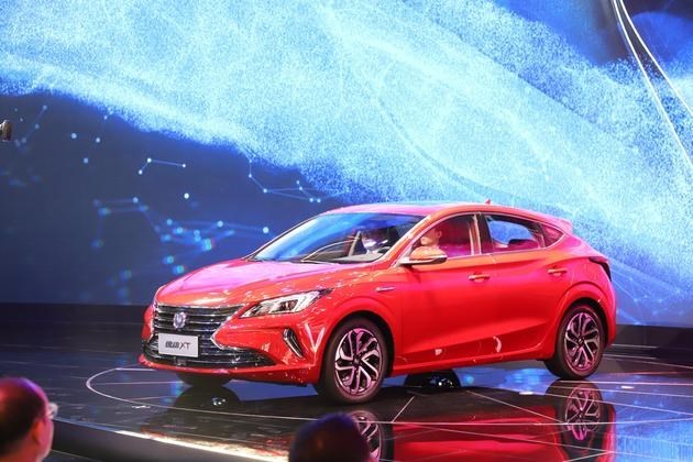 外观方面,全新逸动xt采用了长安最新的"蝶翼"家族式前脸设计,整体效果