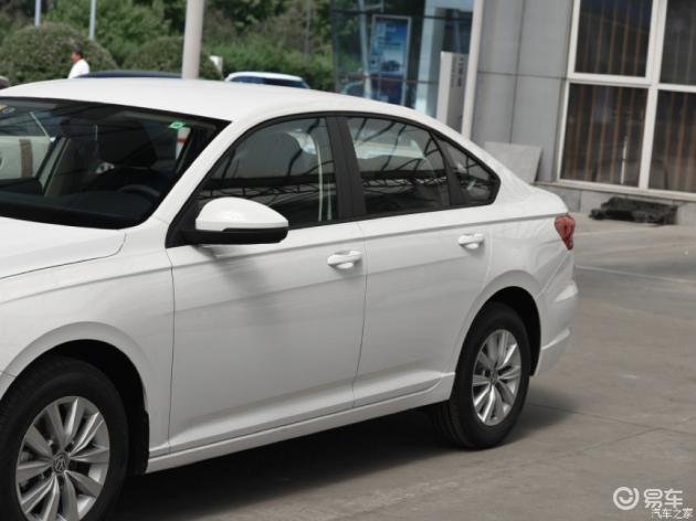 逸动plus贯穿式设计突破传统前脸布局,超越轩逸朗逸老气造型