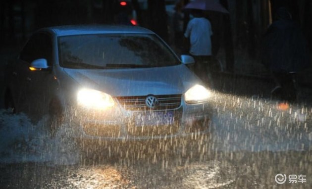 “龙舟水”来袭 暴雨天气这样开车更安全！