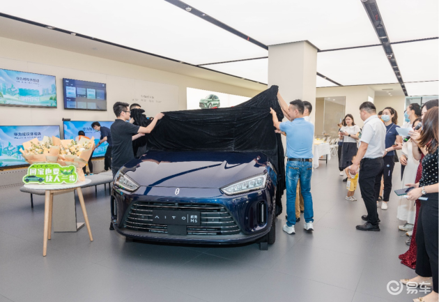 总裁李强芝进行新车揭慕仪式,为东江之星首台aito问界m5进行新车揭幕