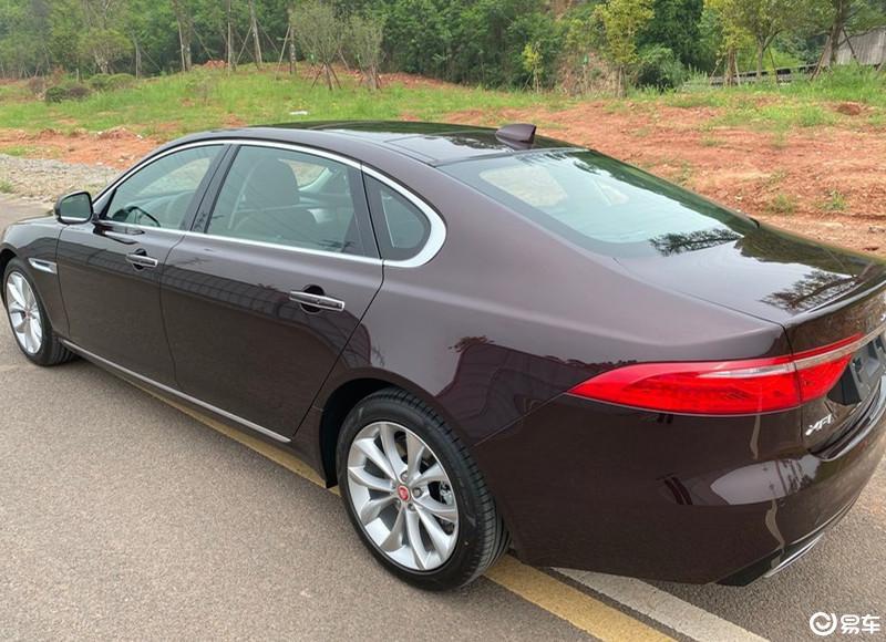 我认为酒红色的车身就是要比其他的颜色来得更加有中国气息一些.