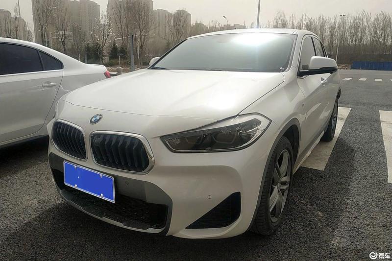 外观的造型设计的确实非常时尚大方,搭配了白色的车漆,看起来特别的