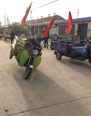 nano ev,宝骏e200这样的小车在很多城里人眼中挺便宜,但跟电三轮,电