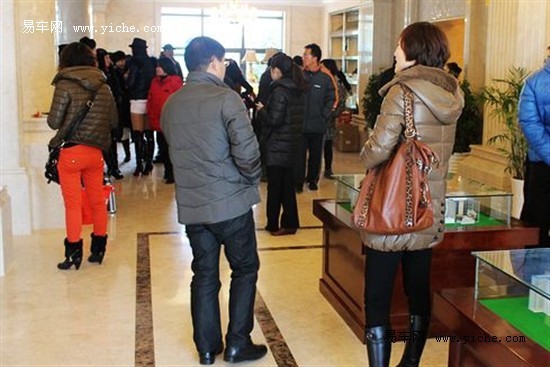 客户在焦急地等待中