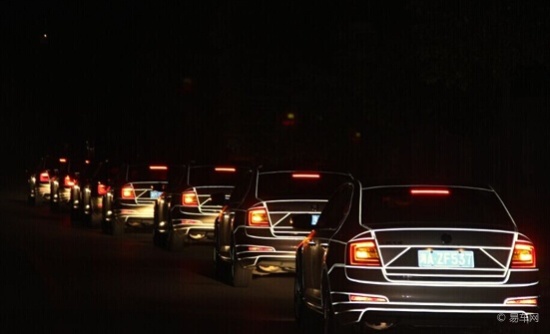 荧光车队夜间巡游