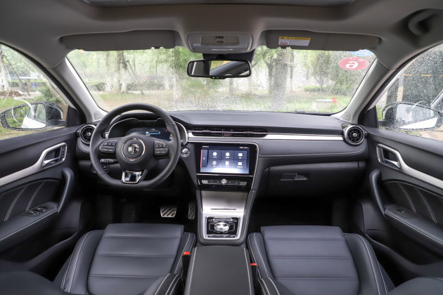 中控台采用环抱式设计,方便驾驶者操作.