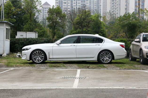 宝马7系转向头灯轴距后排