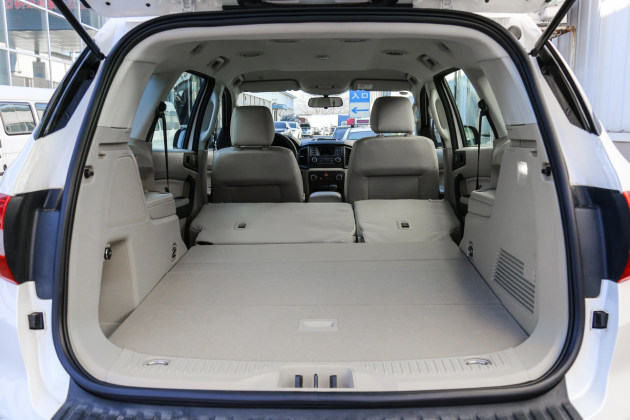 0t汽油自动四驱菁英版 5座的后备厢空间表现十分可观,放倒后排座椅后