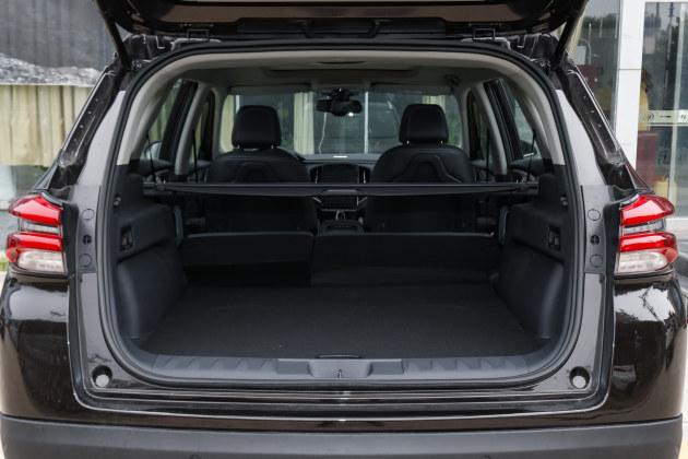 中华v7的后备厢空间表现优秀,需要存放大件物品时,还可以放倒后排座椅