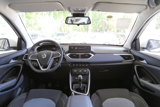 宝骏530的内饰运用了柔和的线条,搭配银色饰条,让内饰更显时尚.