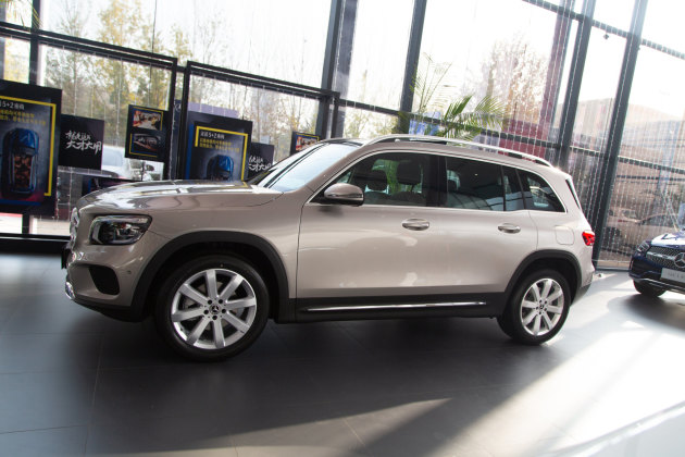 外观方面,2020款 glb 200 时尚型前脸风格比较虎实,丰富的线条很亮眼