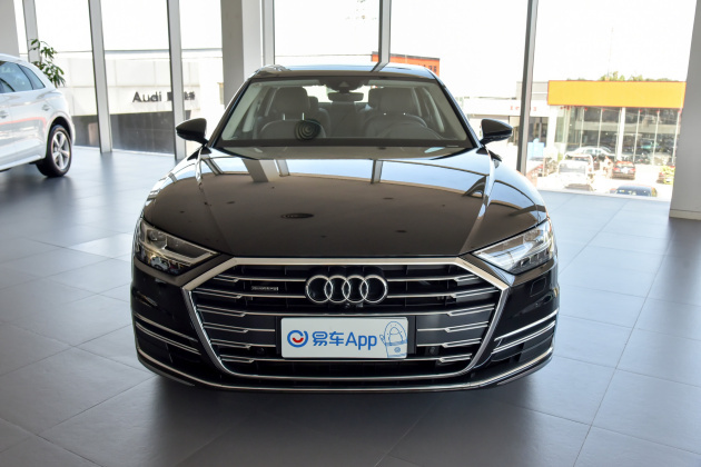 奥迪a8采用了锐利的"大嘴"格栅,搭配科技的矩阵式大灯,使前脸给人一种