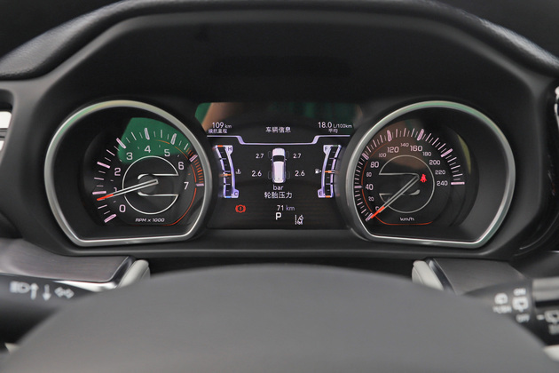 该车仪表盘配有一块7英寸液晶屏,整体的显示效果比较出色.