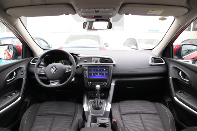 在科雷嘉车内,内饰采用了颇为简约的设计语言,看着相当干净清爽.