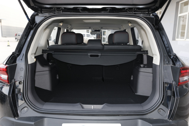 北汽昌河q7的后备厢空间表现不错,造型规整,开口角度也很大,放倒后排