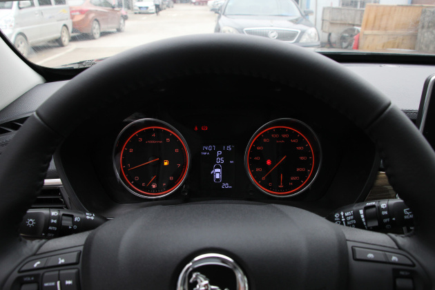 该车仪表盘造型比较运动,信息显示比较清晰.