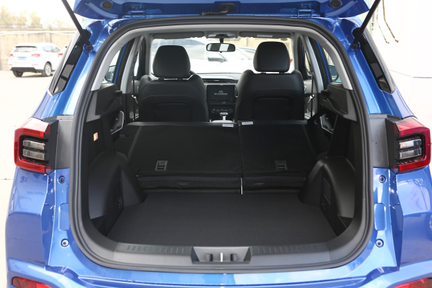 5t 双离合高能版的后备厢内部的平整度较好,且后排座椅支持放倒,实用