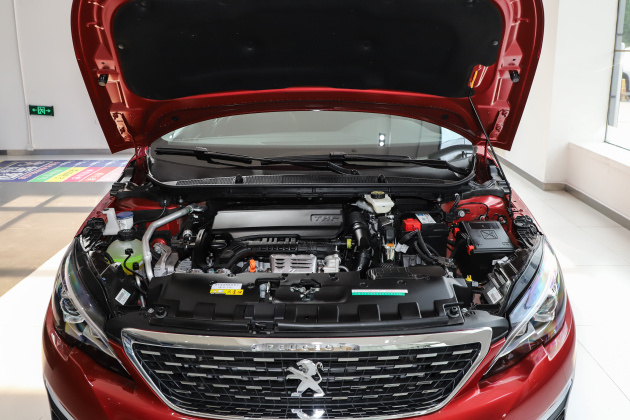 该车配备了后驻车雷达,前排头部气囊,前排侧气囊,发动机启停技术,上坡