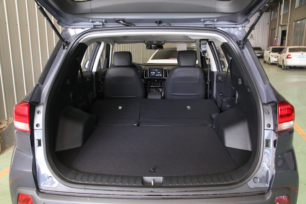 北京现代ix35的后备厢空间表现不错,且后排座椅支持比例放倒,实用性
