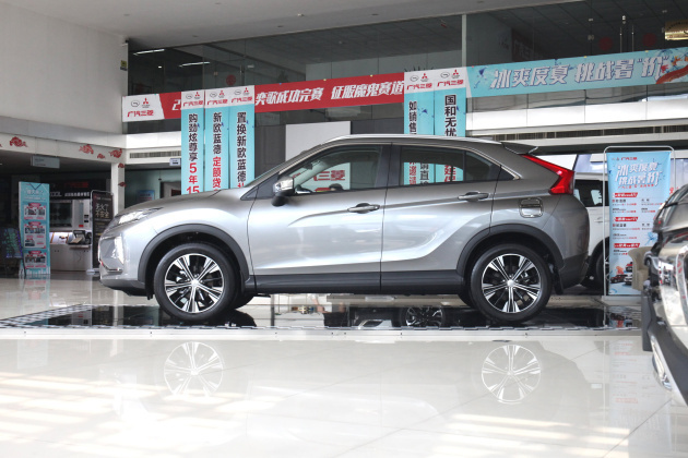 该车的格栅辅以银色的镀铬饰条进行装饰,提升了质感.