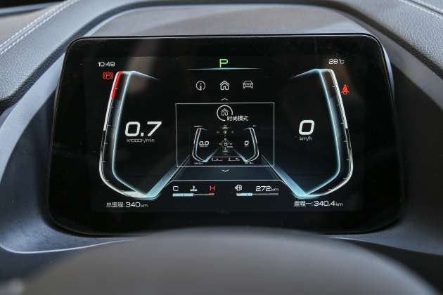 悬浮式触控液晶中控屏,银色饰物,皮质多功能方向盘,比较耐看.