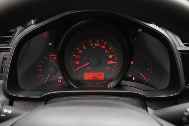 该车单炮筒式的仪表盘看起来比较简单,信息显示比较清晰,读取也比较