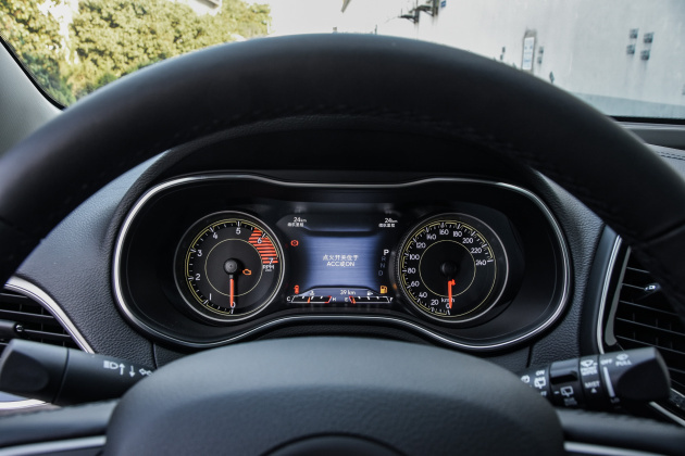 该车仪表盘配备的是一块7英寸的液晶屏,整体的显示效果比较出色.