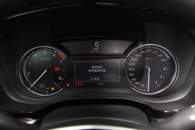 该车仪表盘采用传统双圆环式设计,配备了一块行车电脑显示屏,行车信息