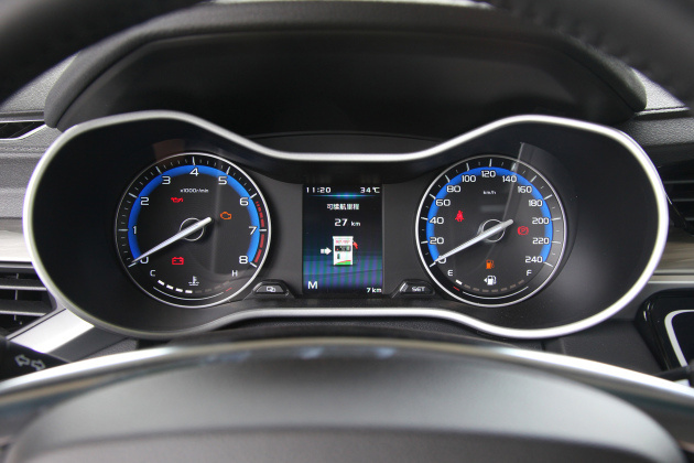 5英寸的行车电脑显示屏,显示的信息丰富.