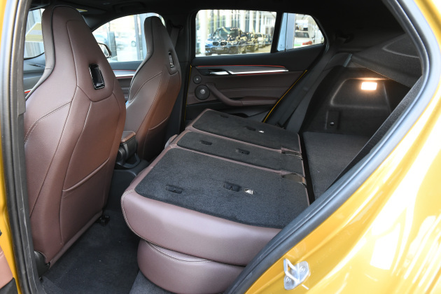 宝马x2泊车后排