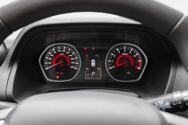 该车仪表盘采用传统双圆式设计,搭配一块行车电脑显示屏,显示信息齐全